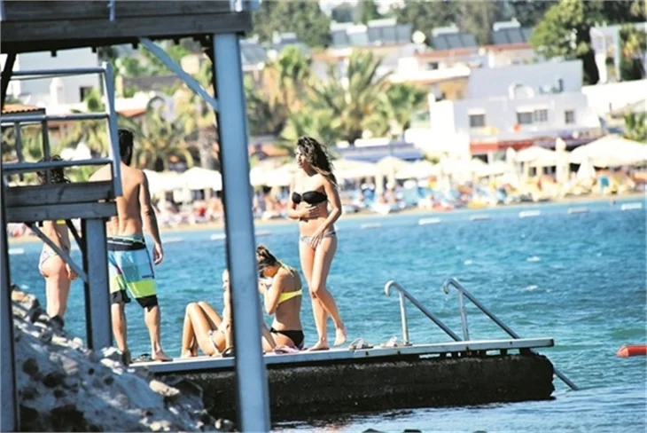 Berrak Tüzünataç da sezonu açtı! Özge Özpirinçci böyle görüntülendi!