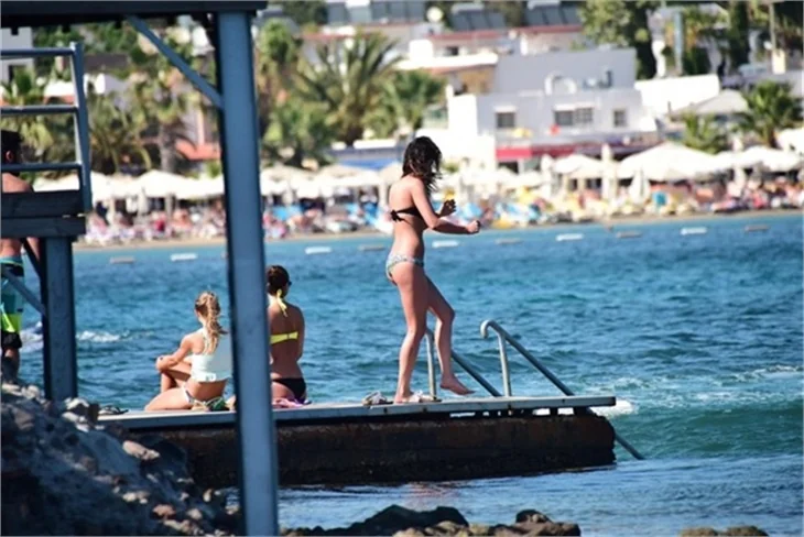 Berrak Tüzünataç da sezonu açtı! Özge Özpirinçci böyle görüntülendi!