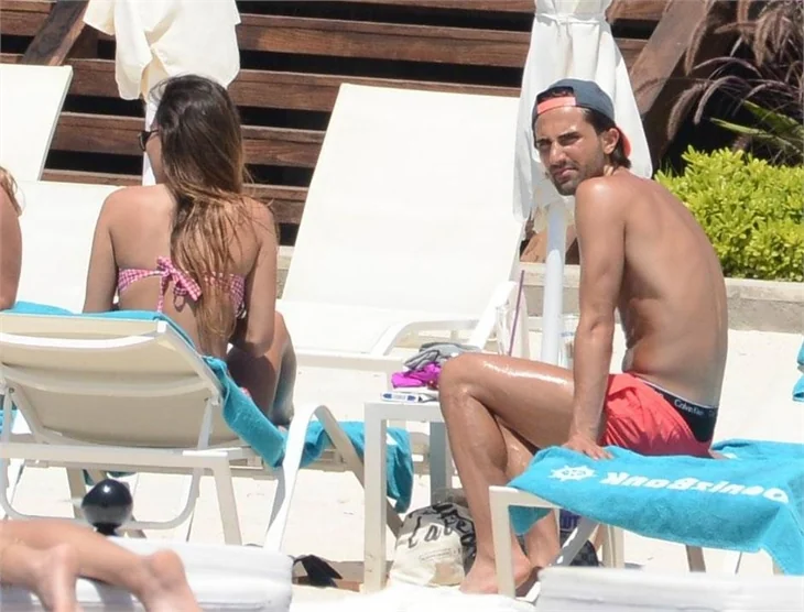 Fenerbahçeli Hasan Ali Kaldırım kız arkadaşlarıyla Bodrum'da tatilde