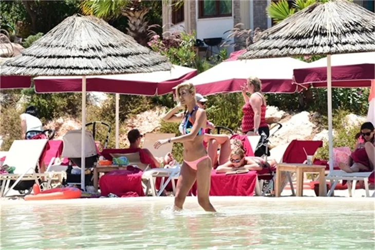 Ve Çağla Şikel bikini sezonunu Bodrum'da açtı!