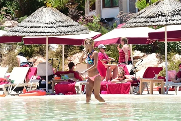 Ve Çağla Şikel bikini sezonunu Bodrum'da açtı!