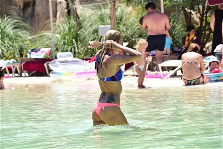 Ve Çağla Şikel bikini sezonunu Bodrum'da açtı!