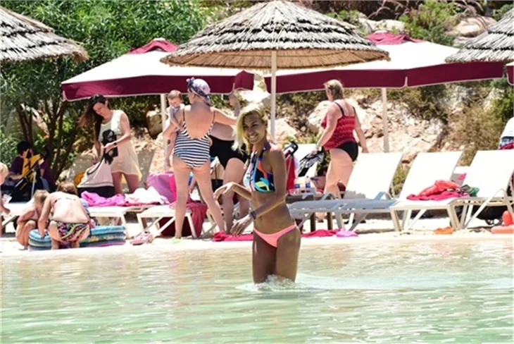 Ve Çağla Şikel bikini sezonunu Bodrum'da açtı!