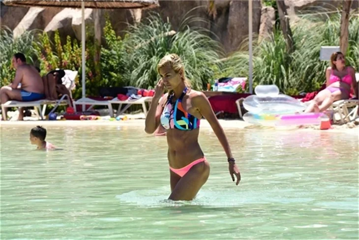 Ve Çağla Şikel bikini sezonunu Bodrum'da açtı!