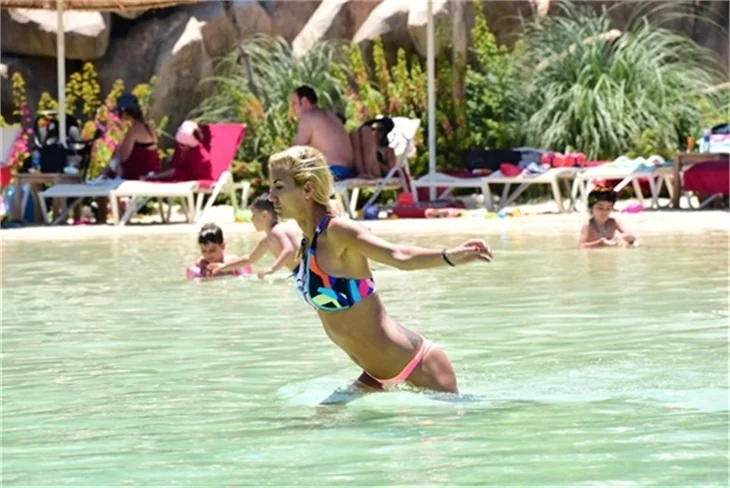 Ve Çağla Şikel bikini sezonunu Bodrum'da açtı!