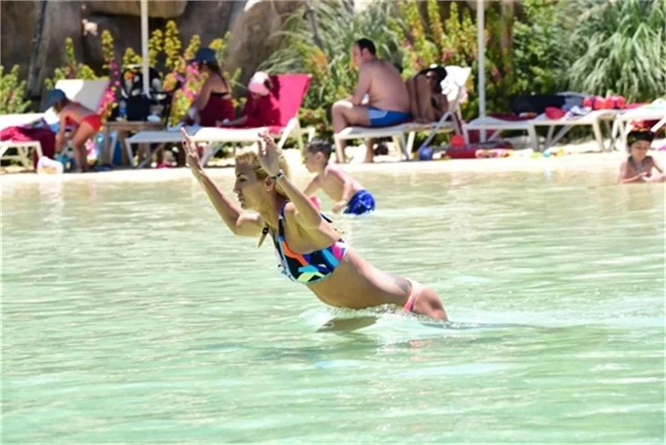 Ve Çağla Şikel bikini sezonunu Bodrum'da açtı!