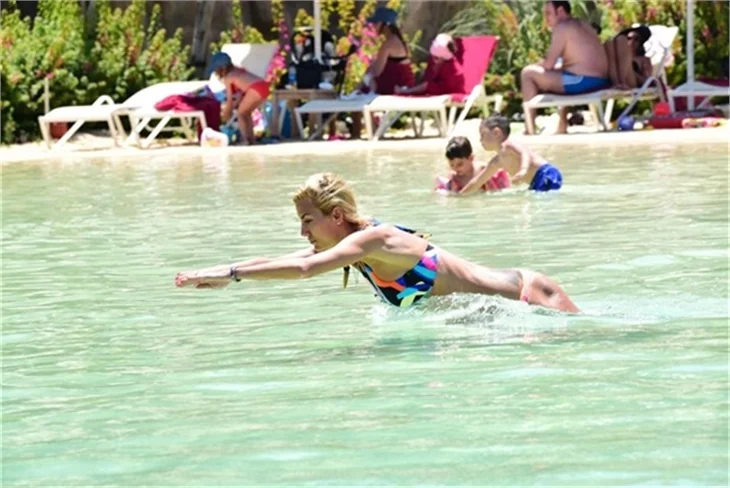 Ve Çağla Şikel bikini sezonunu Bodrum'da açtı!