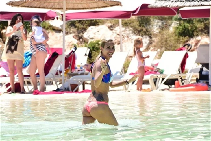 Ve Çağla Şikel bikini sezonunu Bodrum'da açtı!