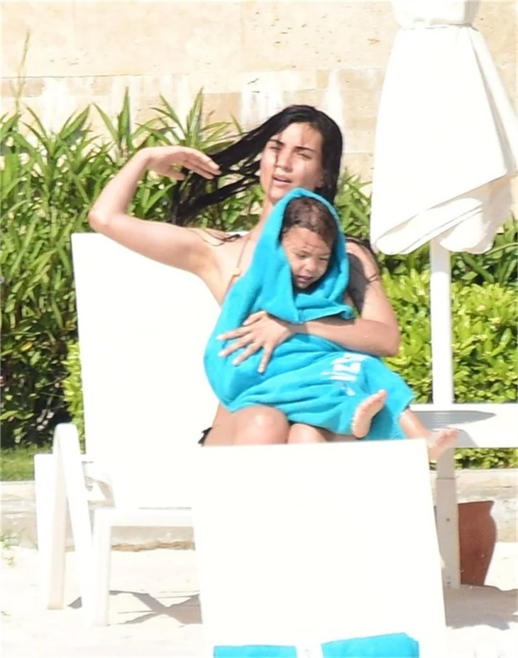 Tuba Büyüküstün ailesi ile tatilde!