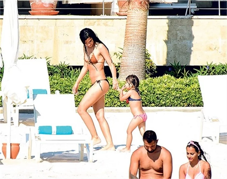 Tuba Büyüküstün ailesi ile tatilde!