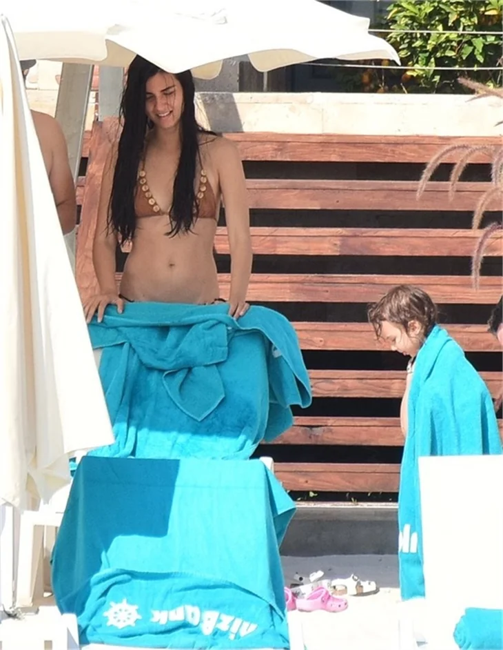 Tuba Büyüküstün ailesi ile tatilde!