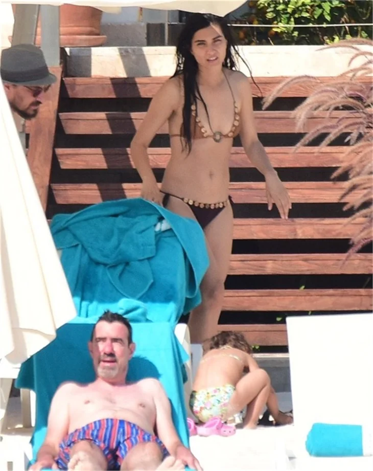 Tuba Büyüküstün ailesi ile tatilde!