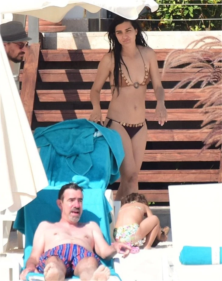 Tuba Büyüküstün ailesi ile tatilde!