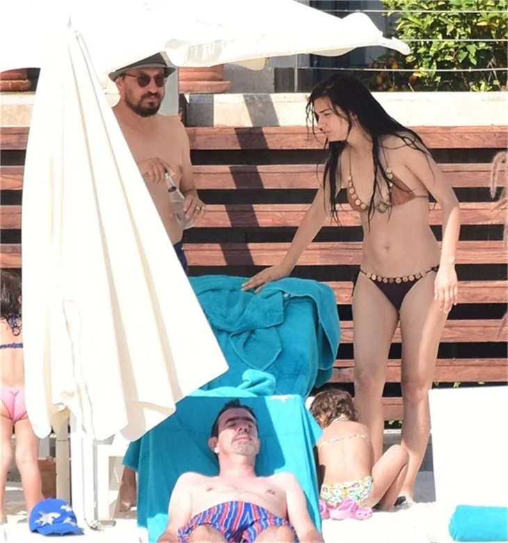 Tuba Büyüküstün ailesi ile tatilde!