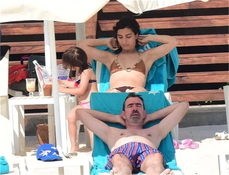 Tuba Büyüküstün ailesi ile tatilde!