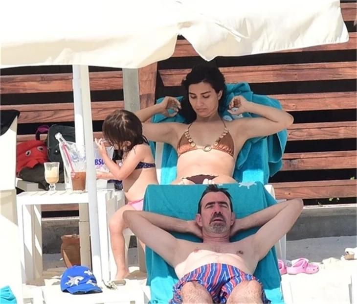 Tuba Büyüküstün ailesi ile tatilde!