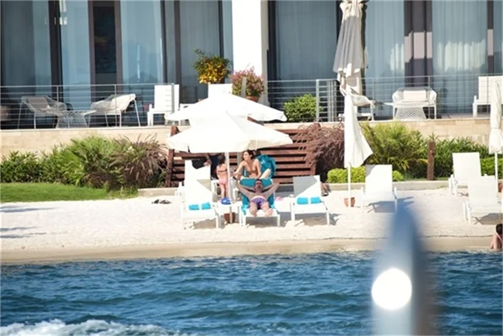 Tuba Büyüküstün ailesi ile tatilde!
