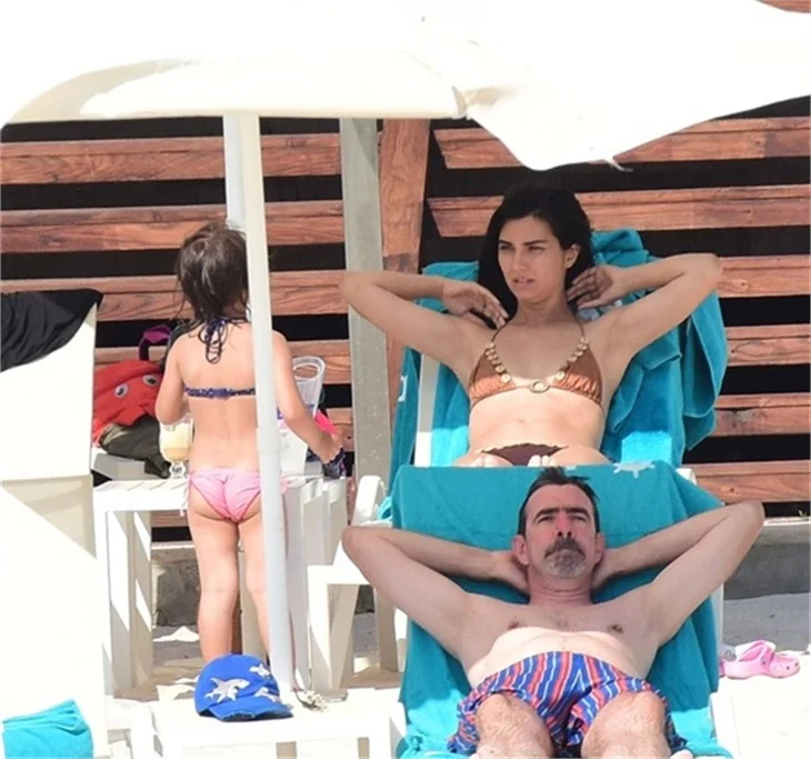 Tuba Büyüküstün ailesi ile tatilde!