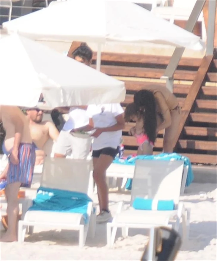 Tuba Büyüküstün ailesi ile tatilde!