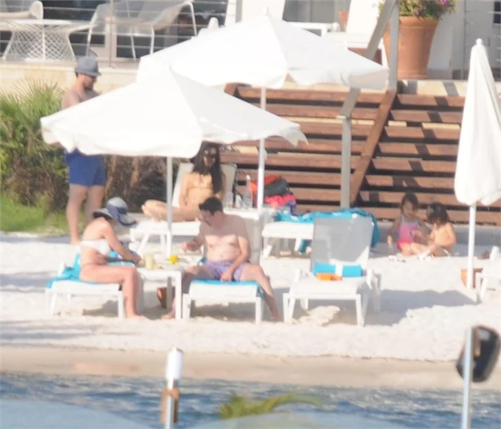 Tuba Büyüküstün ailesi ile tatilde!