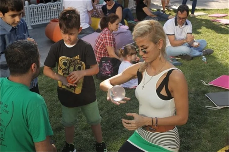 Ünlüler Bodrum'da partide şıklık yarışına girdi