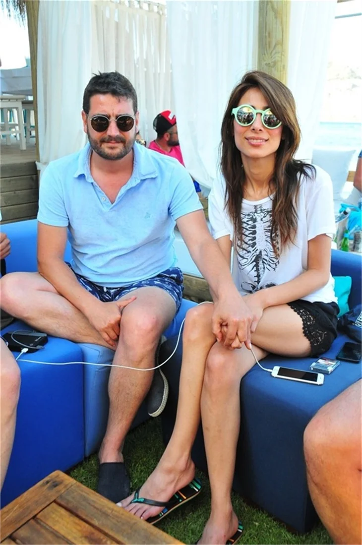 Ünlüler Bodrum'da partide şıklık yarışına girdi