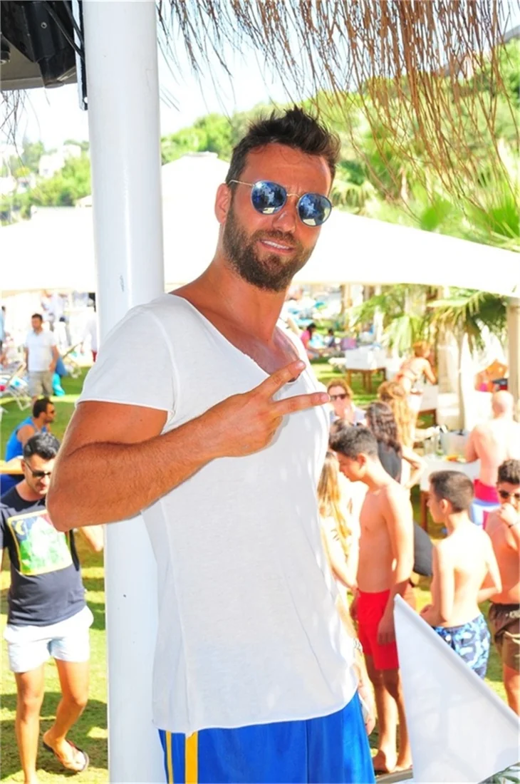Ünlüler Bodrum'da partide şıklık yarışına girdi