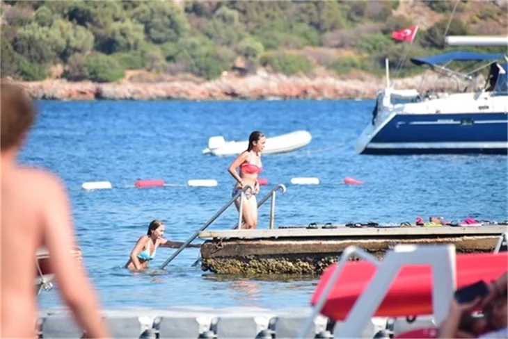 Damla Sönmez bikinili yakalandı