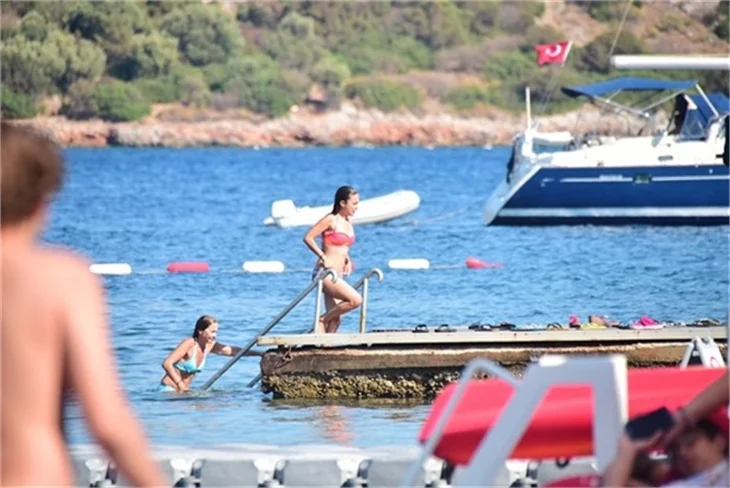 Damla Sönmez bikinili yakalandı