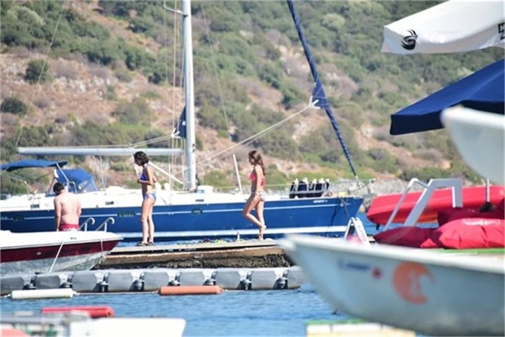 Damla Sönmez bikinili yakalandı