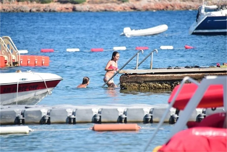 Damla Sönmez bikinili yakalandı