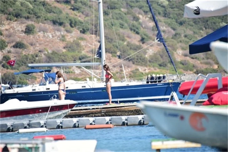 Damla Sönmez bikinili yakalandı