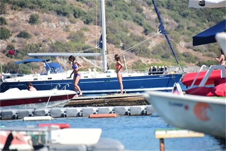 Damla Sönmez bikinili yakalandı