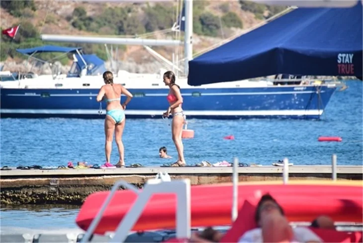 Damla Sönmez bikinili yakalandı