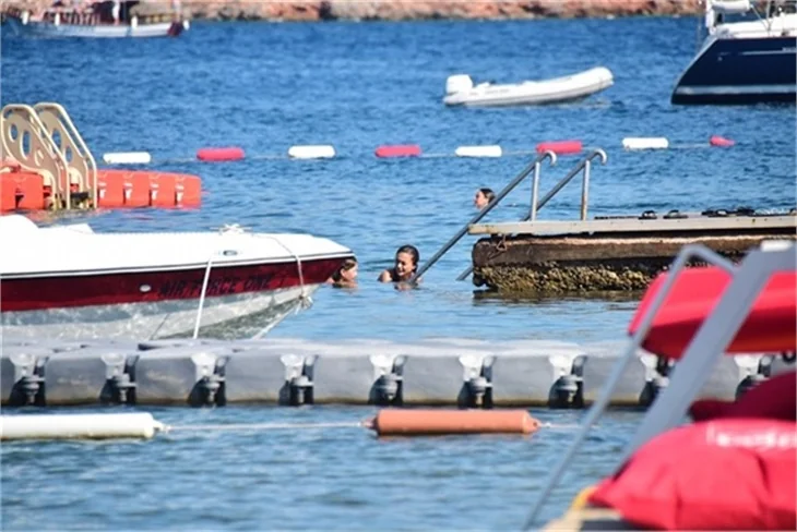 Damla Sönmez bikinili yakalandı