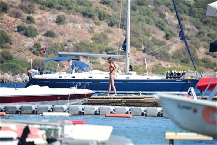 Damla Sönmez bikinili yakalandı