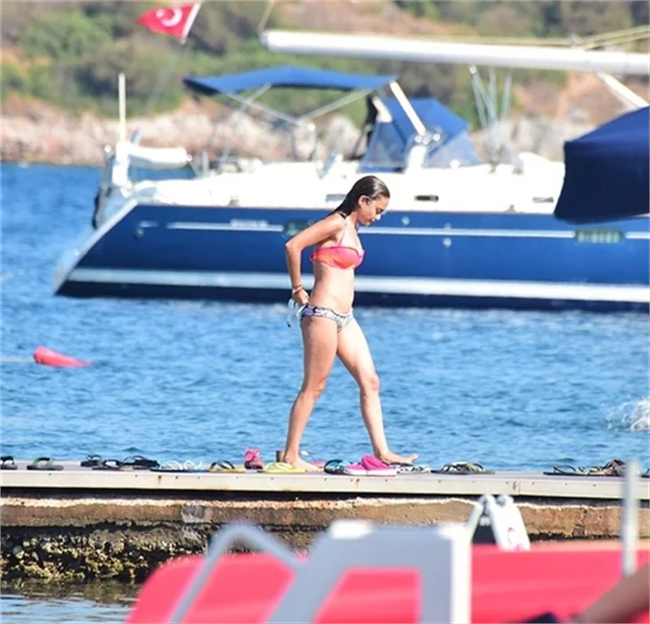 Damla Sönmez bikinili yakalandı