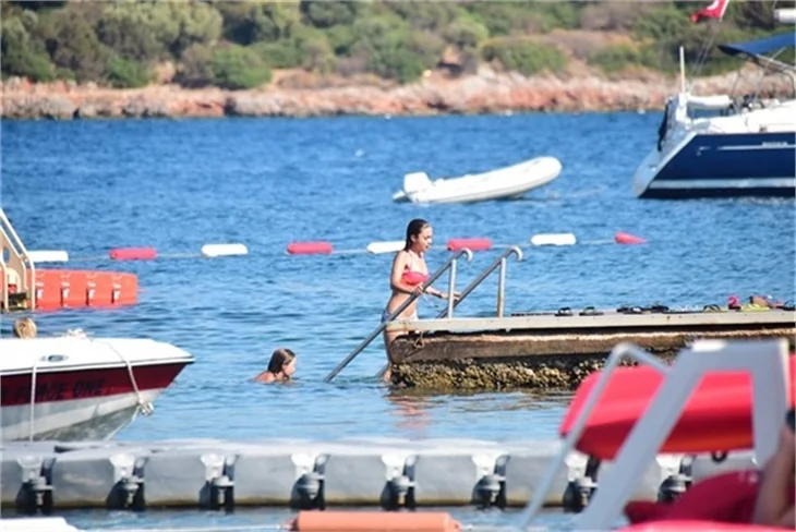 Damla Sönmez bikinili yakalandı