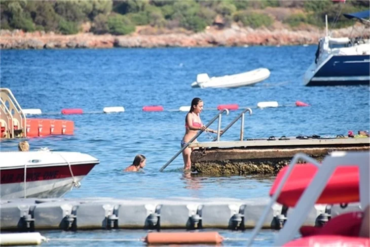Damla Sönmez bikinili yakalandı