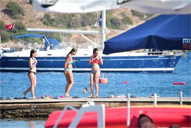 Damla Sönmez bikinili yakalandı