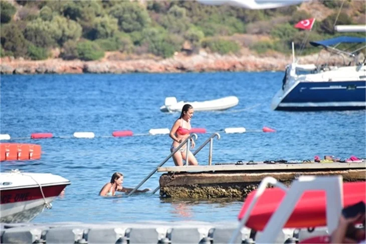 Damla Sönmez bikinili yakalandı