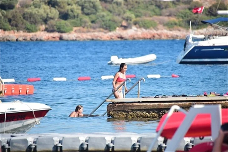 Damla Sönmez bikinili yakalandı