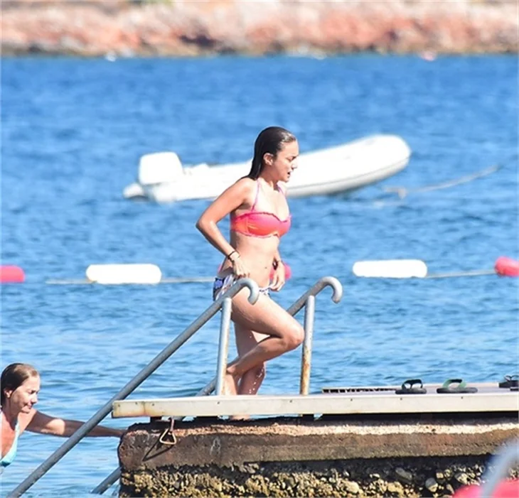 Damla Sönmez bikinili yakalandı