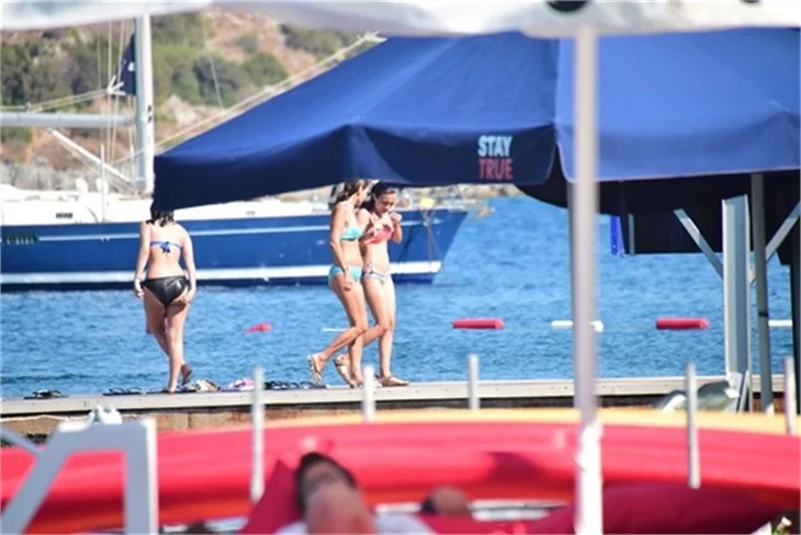 Damla Sönmez bikinili yakalandı