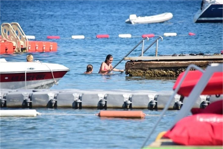 Damla Sönmez bikinili yakalandı