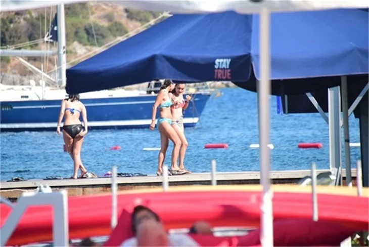 Damla Sönmez bikinili yakalandı