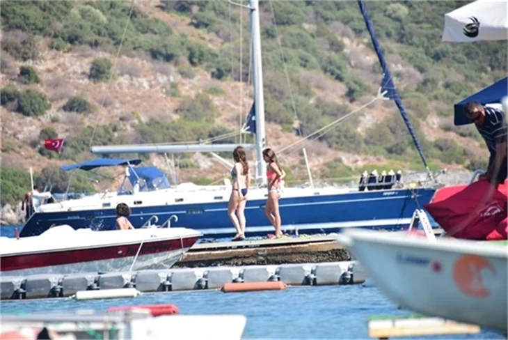 Damla Sönmez bikinili yakalandı
