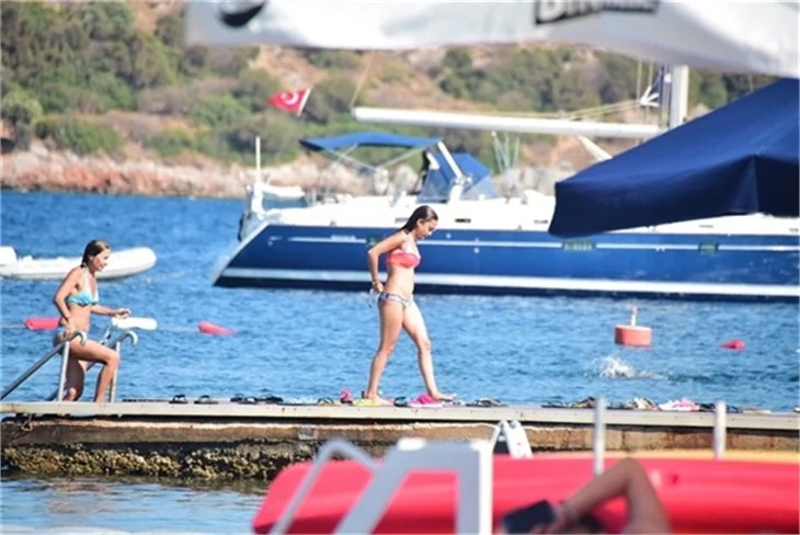 Damla Sönmez bikinili yakalandı