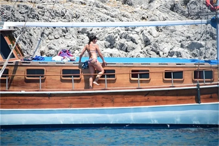 Nurgül Yeşilçay tanga bikini ile yakalandı!