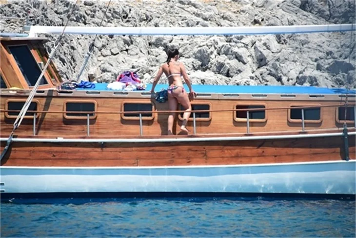 Nurgül Yeşilçay tanga bikini ile yakalandı!